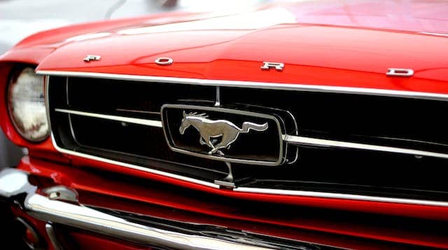 Ford Gran Torino rojo como el que conducían Starsky & Hutch